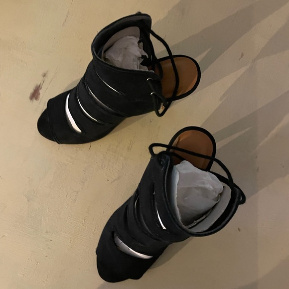 Seychelles Black velvet heels with tie back closure. Excellent condition. - Picture 3 of 6